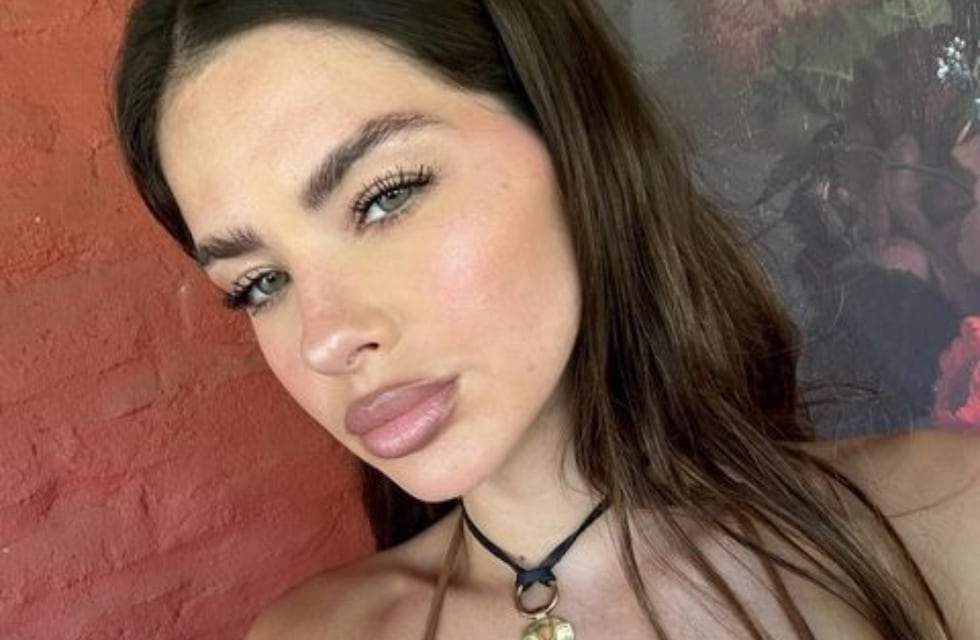 La China Suárez posó con un jugado look: baby tee y jean tiro ultra bajo