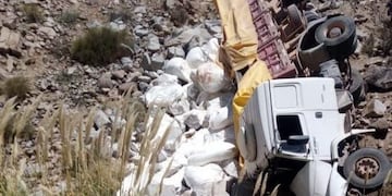 El vehículo se desvió en la Ruta Nacional 51 y cayó 40 metros al vacío.