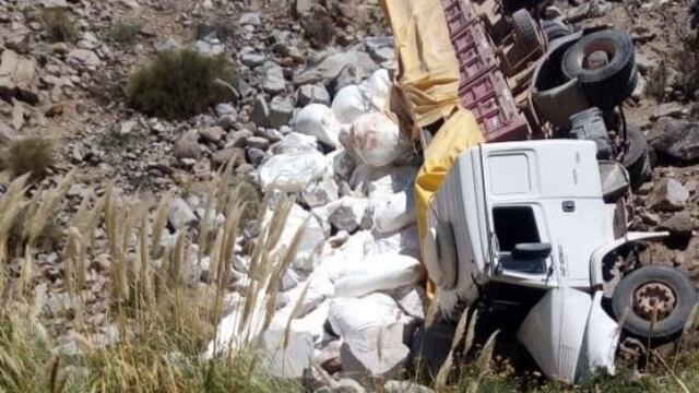 El vehículo se desvió en la Ruta Nacional 51 y cayó 40 metros al vacío.