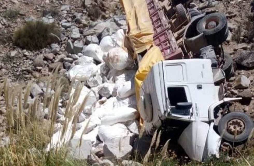 Un camionero se salvó de milagro luego de caer 40 metros