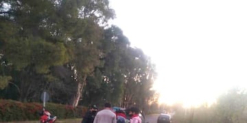 Momento en que detienen a la mujer que llevaba la droga en la vagina y al cómplice.