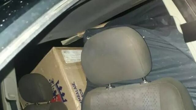Los sospechosos llevaban en el  Chevrolet Corsa 15 cajas de cigarrillos (cada una de 50 gruesas) sin aval aduanero.