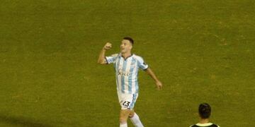 Con gol de Carrera el Deca consiguió su primer triunfo en el torneo.