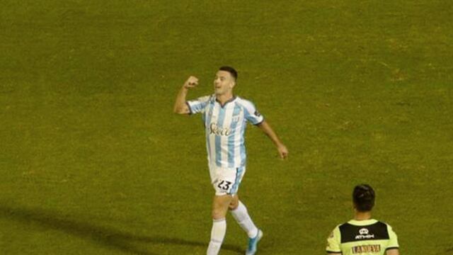 Con gol de Carrera el Deca consiguió su primer triunfo en el torneo.