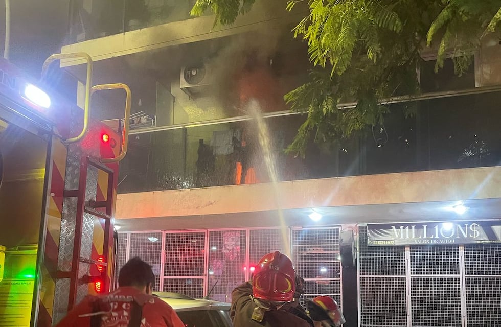 Incendio en Córdoba: vecinos se autoevacuaron por las llamas en un edificio