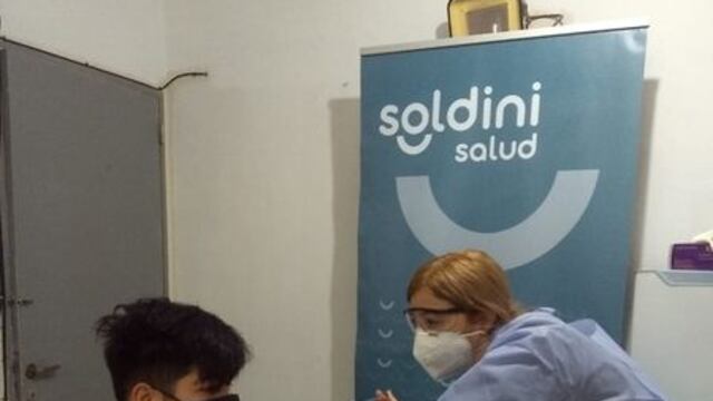 Soldini comenzó a vacunar a los adolescentes