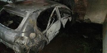 Investigan en Eldorado el incendio de un automóvil.