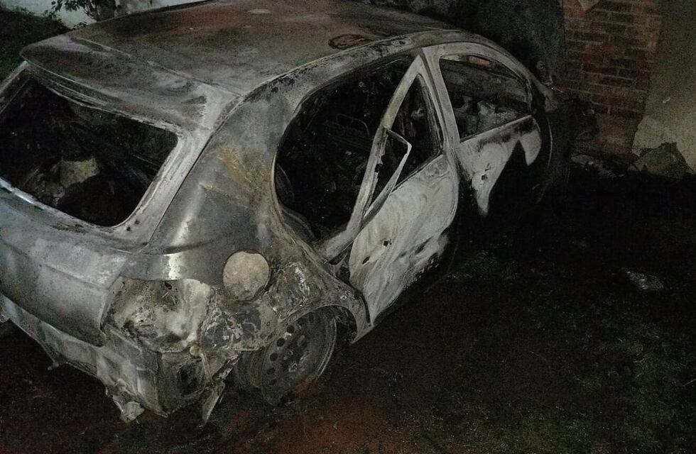 Investigan en Eldorado el incendio de un automóvil