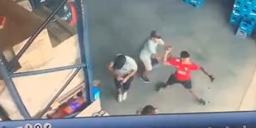 Entraron a robar, pero los empleados los sacaron a botellazos.