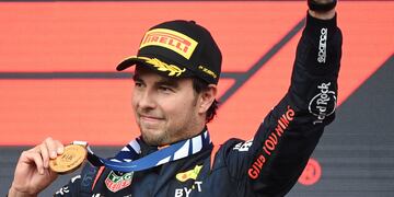 Checo Pérez, exultante tras el triunfo en Bakú.