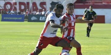 Maipú estuvo más cerca del gol que Instituto en un primer tiempo que terminó con emociones fuertes ( Los Andes).