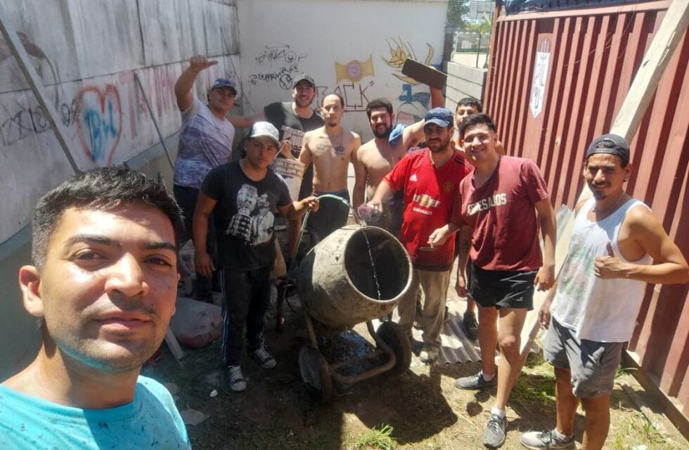 Profesores y alumnos realizan trabajos para finalizar la Sala de Depósito del Teatrillo Municipal