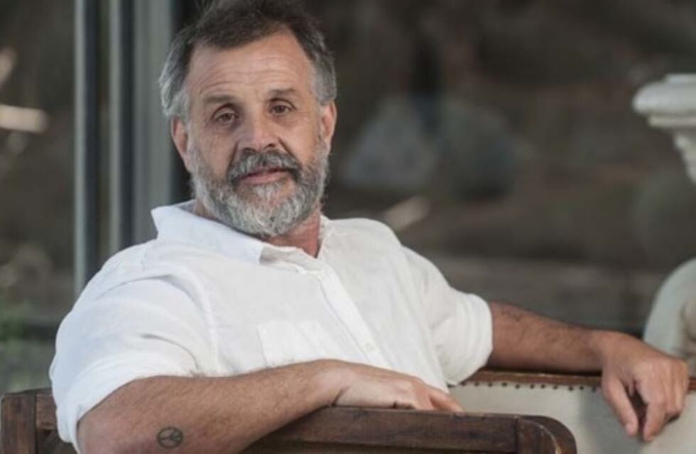 Living conectado a la cocina, gimnasio y una biblioteca: el lujoso loft de Christian Petersen