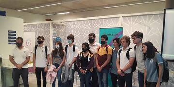 Alumnos de escuelas secundarias que desarrollaron aplicaciones