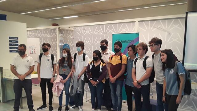 Alumnos de escuelas secundarias que desarrollaron aplicaciones