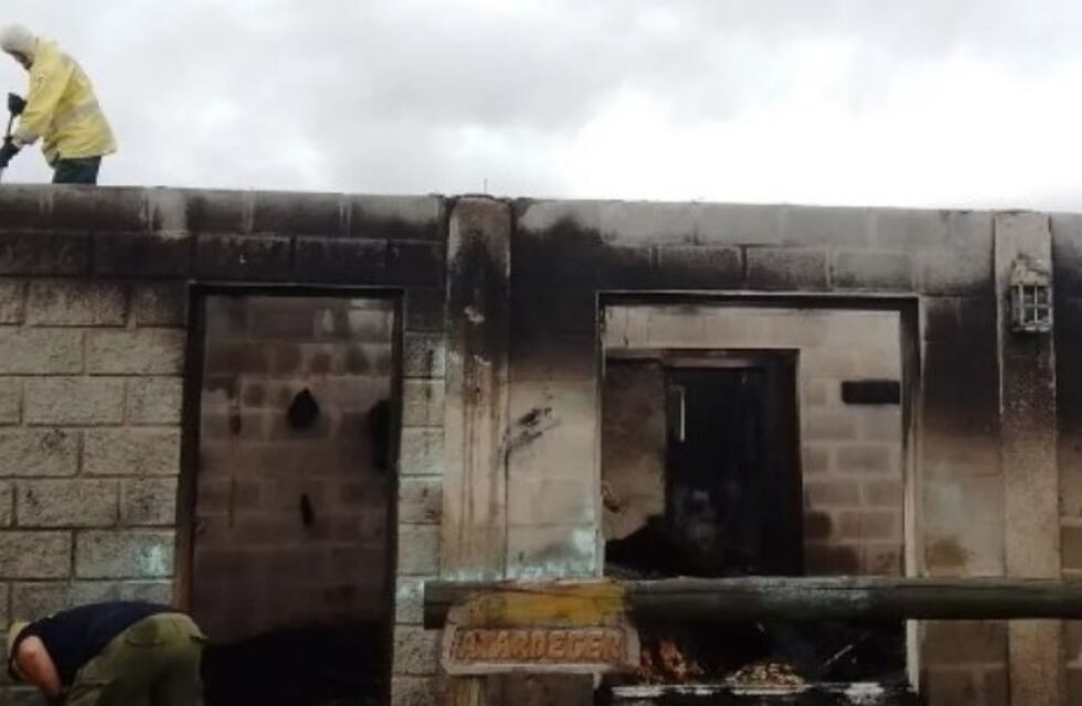 Un rayo incendió completamente una cabaña en Villa Larca