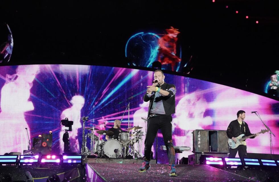 Fuegos artificiales y un Monumental repleto: las imágenes del primero de los diez recitales de Coldplay en Argentina