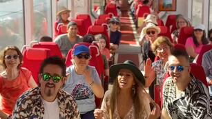 La Cantada ft. Coki Ramírez, en "Arriba, arriba", el videoclip rodado en el Tren Solar de la Quebrada, en Jujuy.