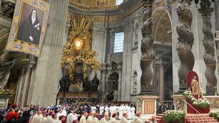 Francisco canonizó a Mama Antula en el Vaticano y la convirtió en la primera santa argentina. Foto: AP
