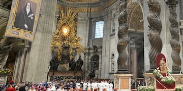 Francisco canonizó a Mama Antula en el Vaticano y la convirtió en la primera santa argentina. Foto: AP