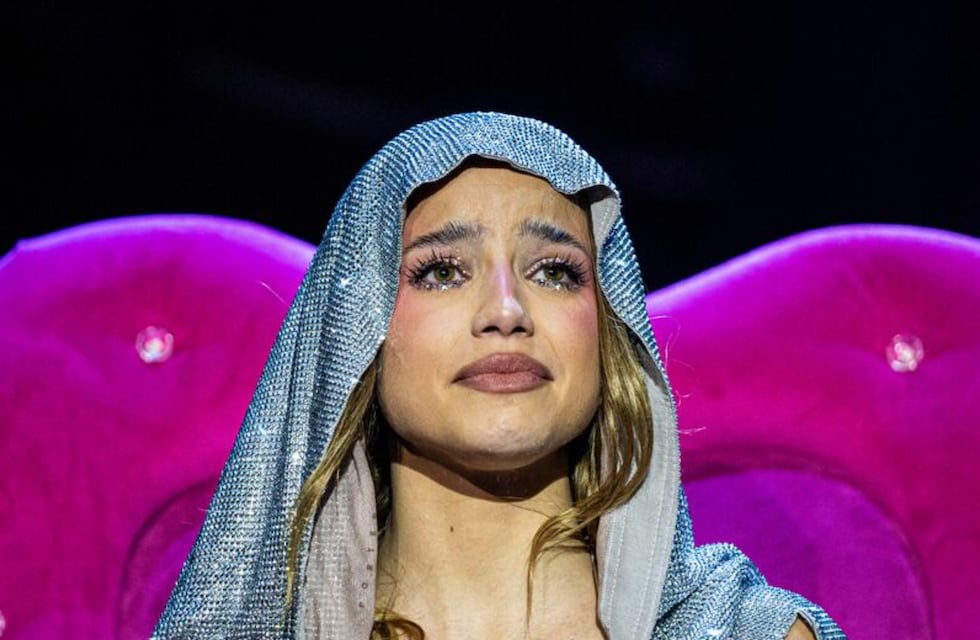 Emilia Mernes rompió en llanto en pleno show: el video que preocupó a sus fans