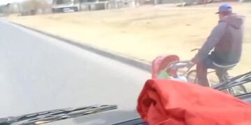 La insólita manera de un cordobés para pasear a el coche de su bebé.