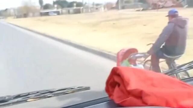 La insólita manera de un cordobés para pasear a el coche de su bebé.