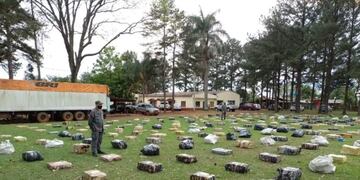 Incautan mega contrabando de marihuana transportado en un semirremolque en Montecarlo.