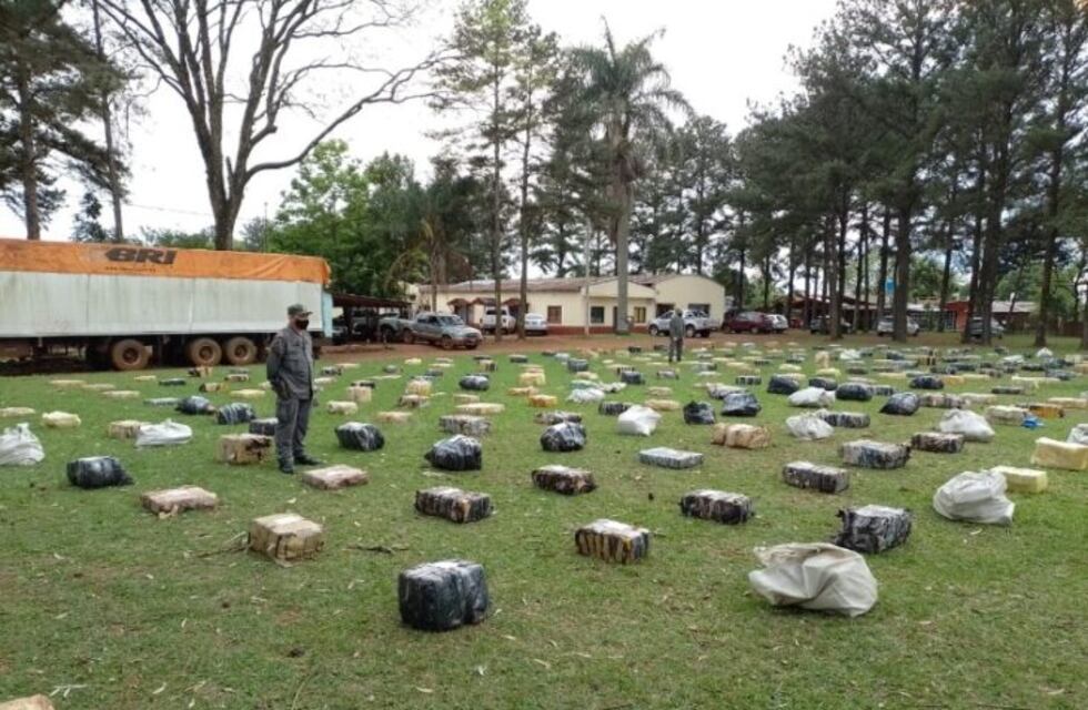 Incautan mega contrabando de marihuana transportado en un semirremolque en Montecarlo