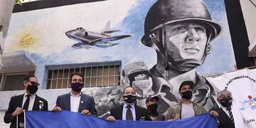 Mural conmemorativo en homenaje a los caídos en Malvinas, en pleno centro de Godoy Cruz, realizado por Cees.