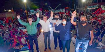 Bouhid, Morales, Haquim, Sarapura y Santillán, en el saludo final para el cierre del acto con el que culminó la campaña proselitista del Frente Cambia Jujuy, en la ciudad de Libertador General San Martín.