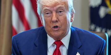 El presidente estadounidense Donald Trump habla en una reunión de gabinete en la Casa Blanca, el miércoles 30 de abril de 2025, en Washington. (AP Foto/Evan Vucci)