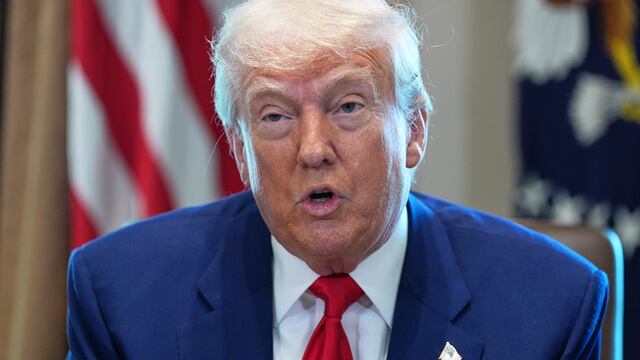 El presidente estadounidense Donald Trump habla en una reunión de gabinete en la Casa Blanca, el miércoles 30 de abril de 2025, en Washington. (AP Foto/Evan Vucci)