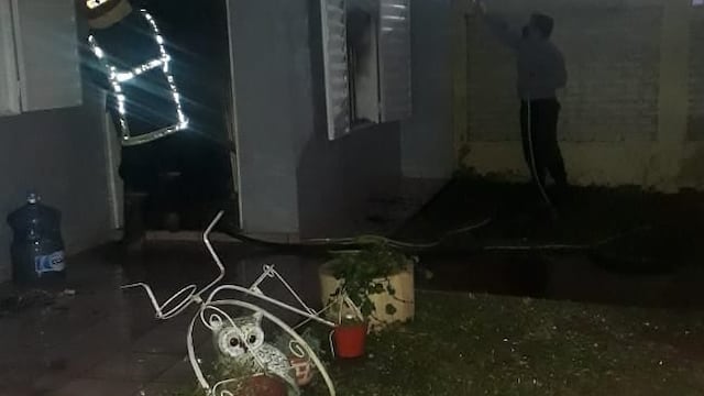 Con la ayuda de vecinos, los bomberos lograron sofocar las llamas y rescatar a la mujer.