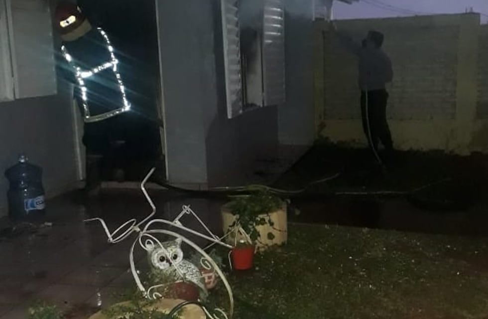 Rescatan a una mujer de una vivienda en llamas