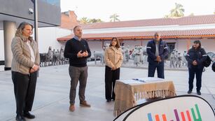 El secretario y la directora de Turismo de la Provincia, Diego Valdecantos y Sofía Van Balen Blanken respectivamente (ambos a la izquierda), entregaron junto a la coordinadora del Centro de Innovación y Tecnología de Ledesma, Fernanda Yufra, los certificados de finalización del curso.