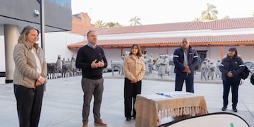 El secretario y la directora de Turismo de la Provincia, Diego Valdecantos y Sofía Van Balen Blanken respectivamente (ambos a la izquierda), entregaron junto a la coordinadora del Centro de Innovación y Tecnología de Ledesma, Fernanda Yufra, los certificados de finalización del curso.