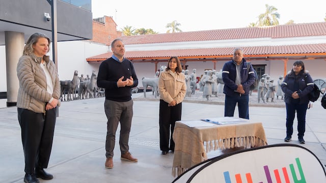 El secretario y la directora de Turismo de la Provincia, Diego Valdecantos y Sofía Van Balen Blanken respectivamente (ambos a la izquierda), entregaron junto a la coordinadora del Centro de Innovación y Tecnología de Ledesma, Fernanda Yufra, los certificados de finalización del curso.