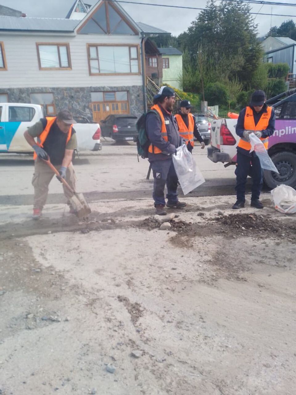 La Secretaría de Medio Ambiente realizó Operativo Limpieza por el desborde del Arroyo Buena Esperanza.