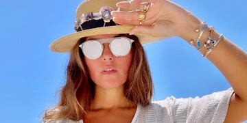 La modelo muestra muchas fotos en la playa.