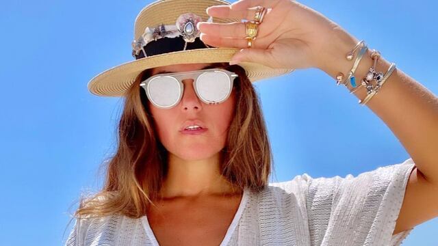 La modelo muestra muchas fotos en la playa.