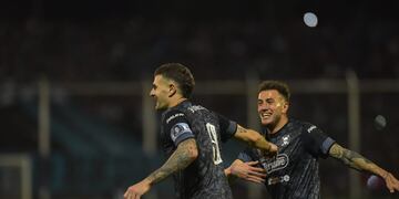 Triunfazo de Belgrano, por un Pablo Vegetti infalible y para el 2-1 sobre Almagro (Facundo Luque / La Voz).