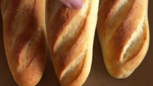 Cómo hacer pan casero mejor que el de la panadería: receta súper fácil con solo 4 ingredientes