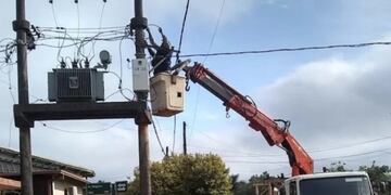 Ampliación del servicio y mejoras del tendido eléctrico en Gobernador Roca.