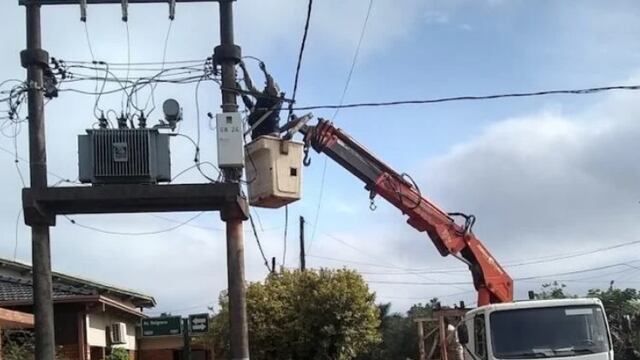 Ampliación del servicio y mejoras del tendido eléctrico en Gobernador Roca.