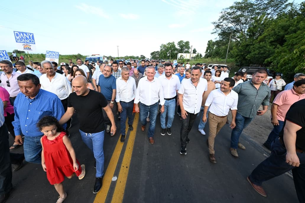 El gobernador estuvo acompañado por una nutrida comitiva, compuesta por funcionarios y vecinos.