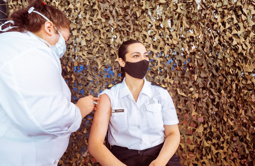 Se realizó simulacro y vacunación con el personal del Hospital Naval