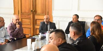 Brilloni, Pusineri y representantes de Amsafe y Sadop, en sede de Gobernación.