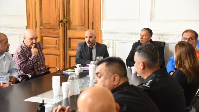 Brilloni, Pusineri y representantes de Amsafe y Sadop, en sede de Gobernación.