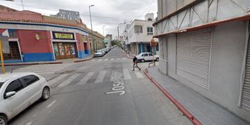 El hombre evito el robo de una moto con una patada voladora.